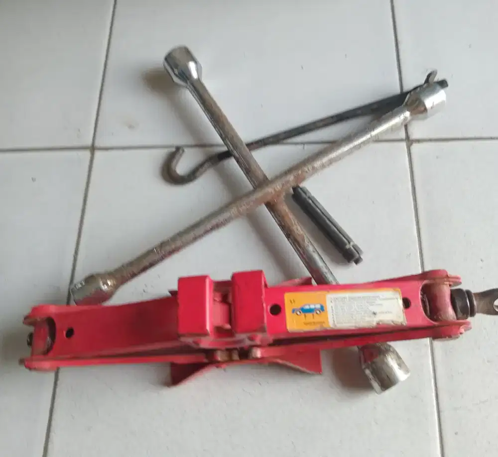 Dongkrak dan Kunci Roda