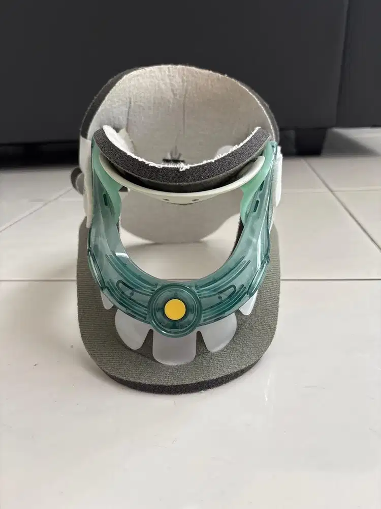 Alat penyangga leher atau neck collar merk Aspen Vista