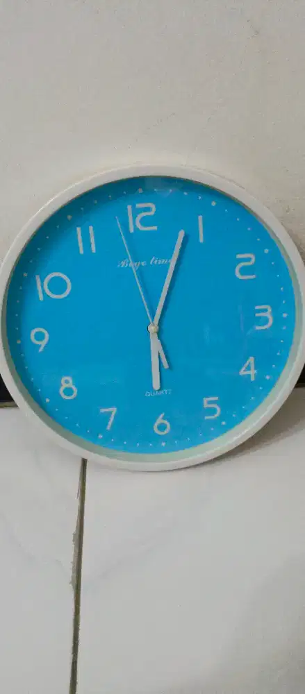 Jam dinding. Bogo. Kondisi mati. Gratis silahkan di. Servis sendiri.