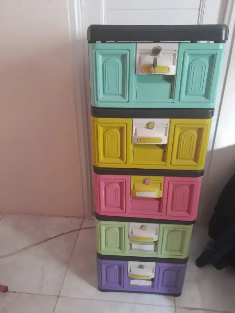 Lemari Plastik Bekas
