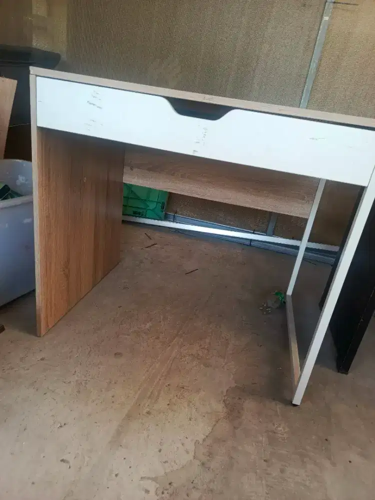 Meja informa bekas