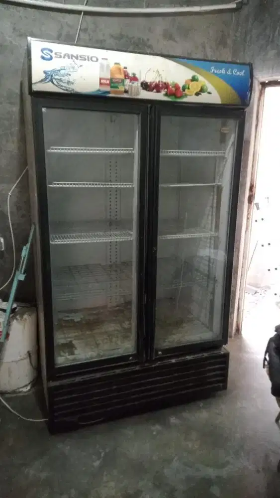 Show case (1) dan chest freezer (2)