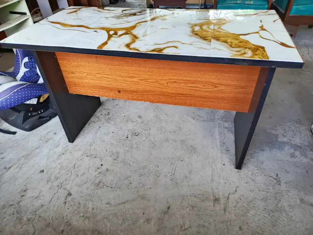 Meja kantor bekas