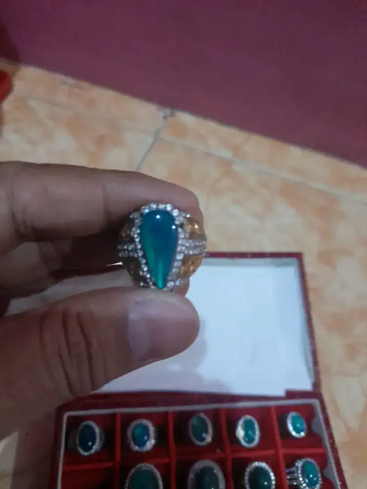 Batu bacan bentuk tetes air mata