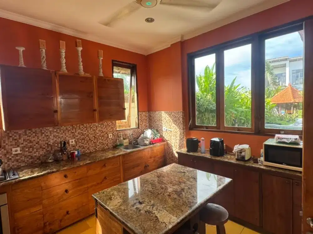DIJUAL VILLA BIG GARDEN DI SANUR   Villa nyaman dengan taman luas, berlokasi di kawasan Tunggak Bingin, Sanur, berada di lingkungan perumahan dan vill