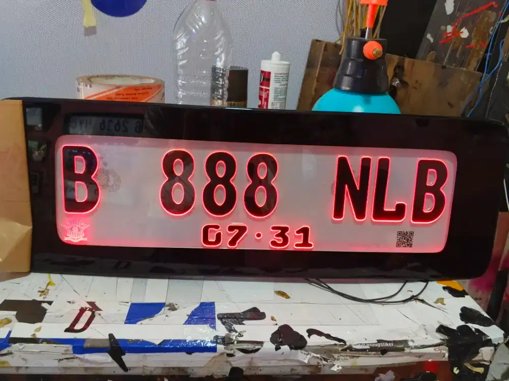 Variasi plat nomor mobil menyala timbul
