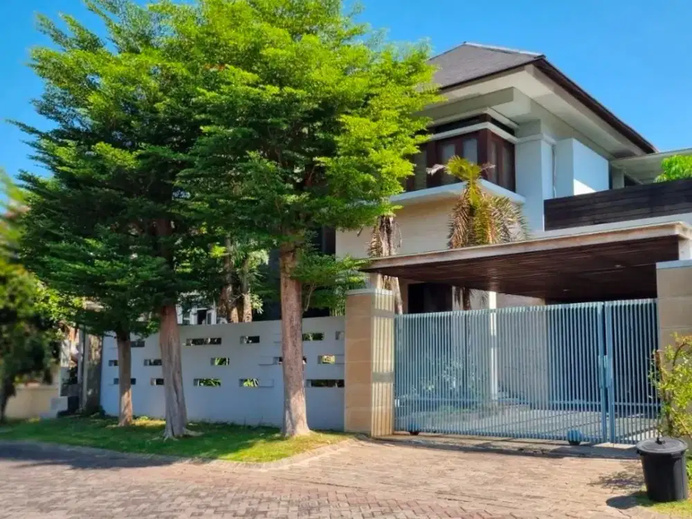 Rumah Pakuwon City  MEWAH STRATEGIS Ada Kolam Renang. Dinding luar Travertine Lantai Marmer. STRATEGIS BAGUS