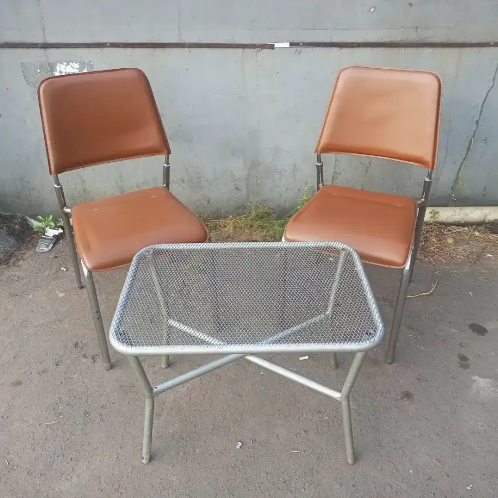 Set Kursi Teras Vintage Brown Leatherette Meja Jaring Besi Industrial
