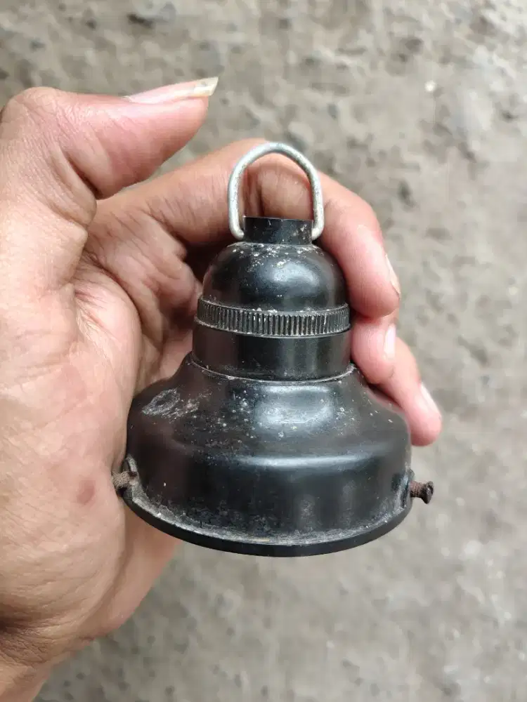 Fitting Lampu Gantung Vintage Industrial – Desain Retro Estetik E27