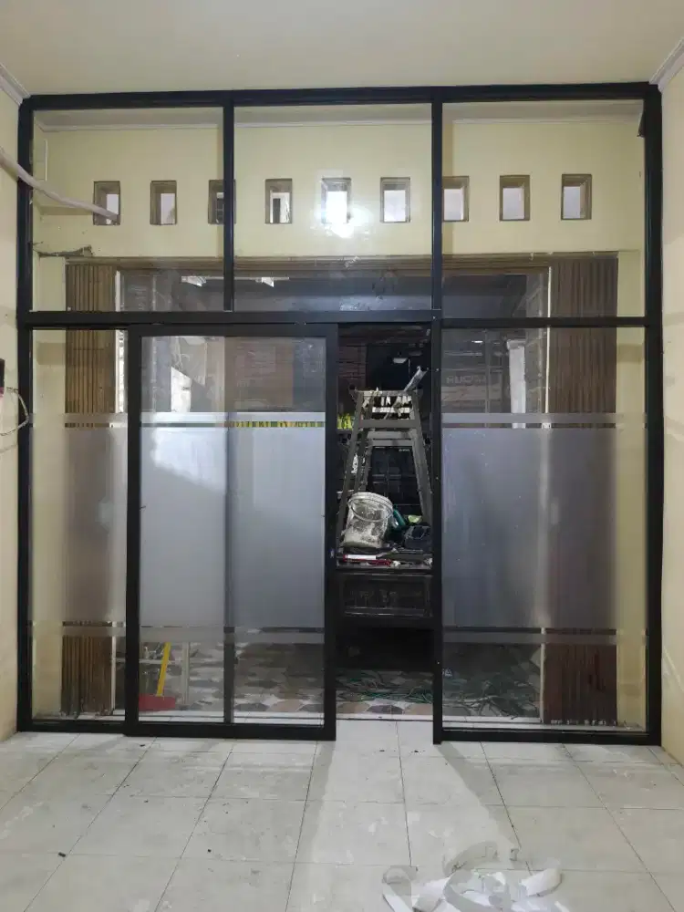Pintu kaca dan sekat ruangan