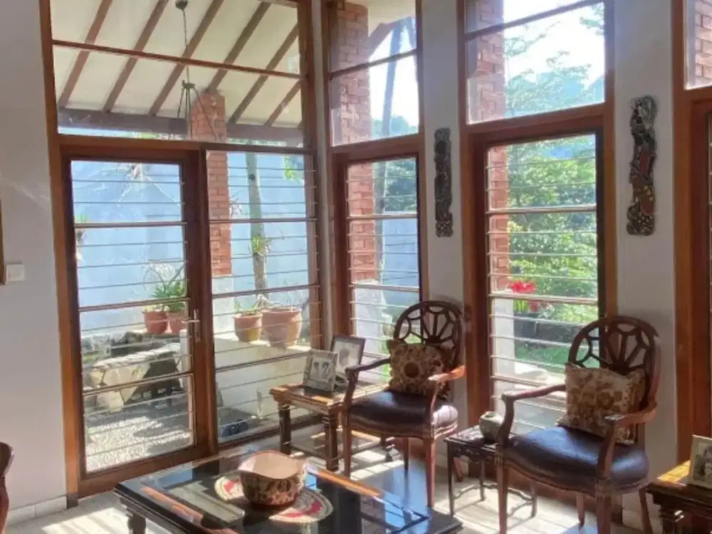 Di jual rumah mewah desain tropical area Dago. Ro