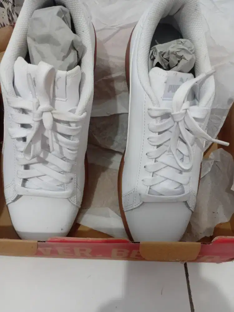Sepatu sneaker cowok ukuran 42 warna putih merk puma