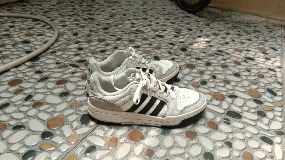 Sepatu Adidas size 44