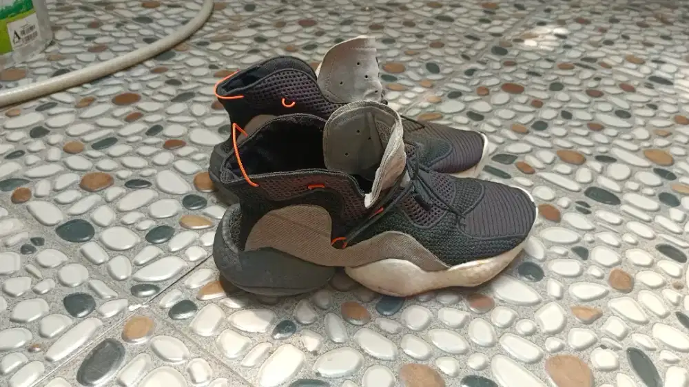 Sepatu basket Adidas size 44