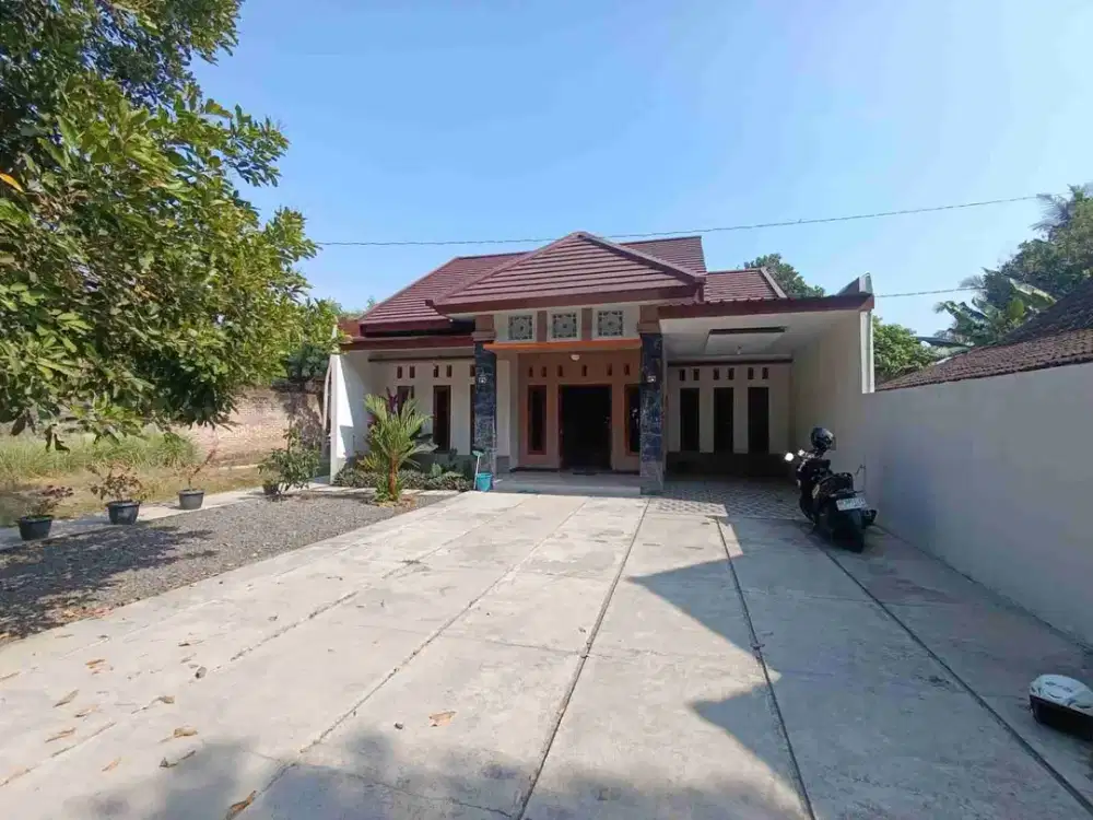 Disewakan rumah furnished halaman luas dekat pasar induk godean