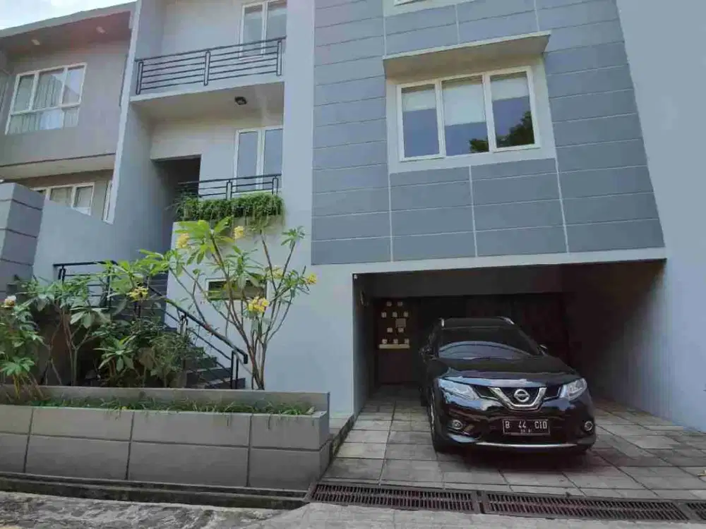 TERMURAH RUMAH CANTIK DALAN TOWNHOUSE RIVERVELLE LEBAK BULUS JAKARTA SELATAN