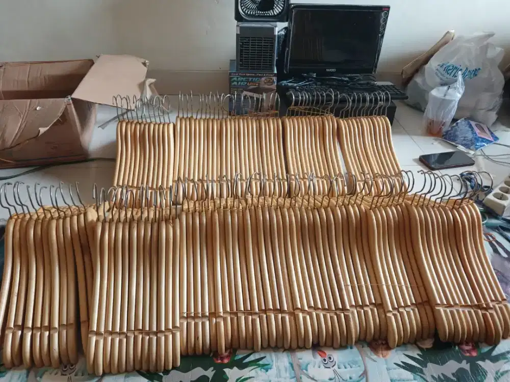 Hanger kayu kondisi bagus