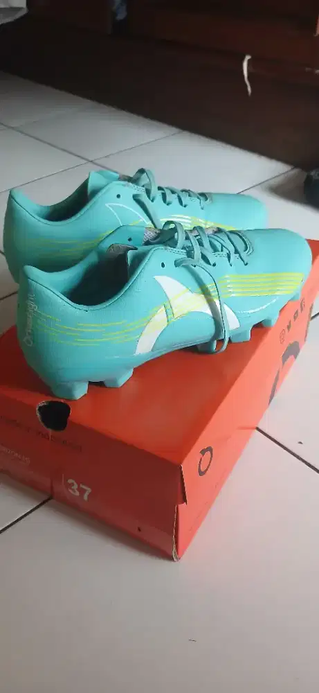 Sepatu bola ortuseight original bagus