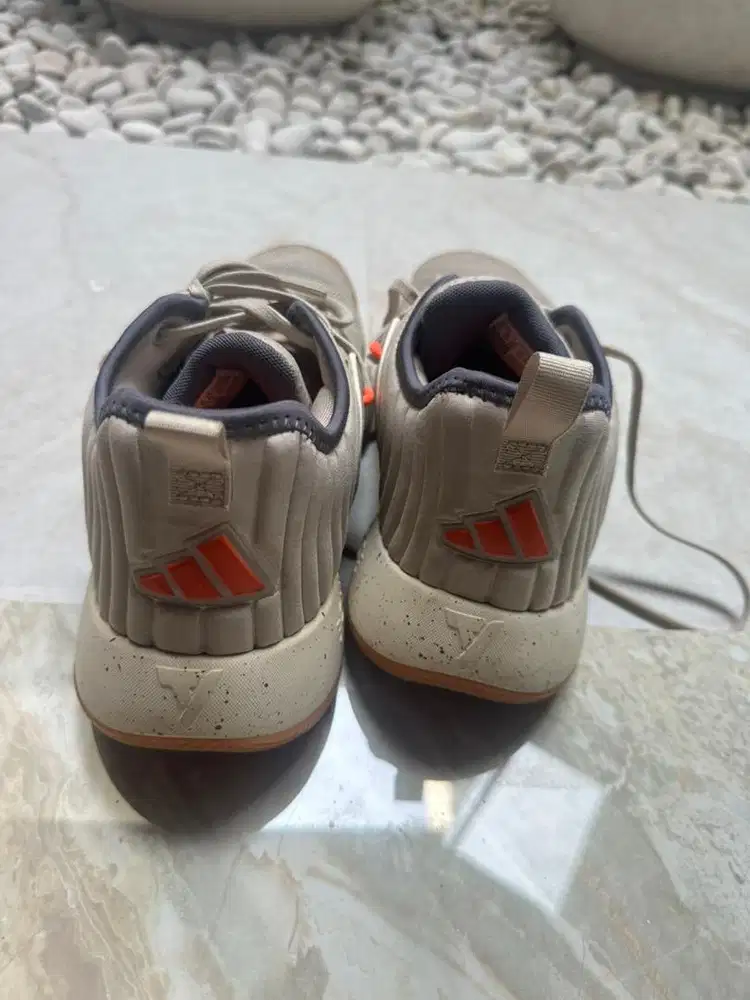 Sepatu basket adidas jarang pakai