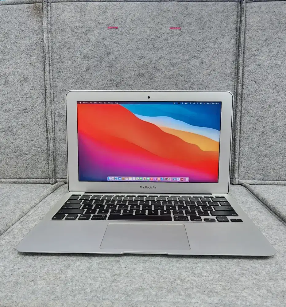 Macbook air 2014 4/128
Layar 11 inch silver