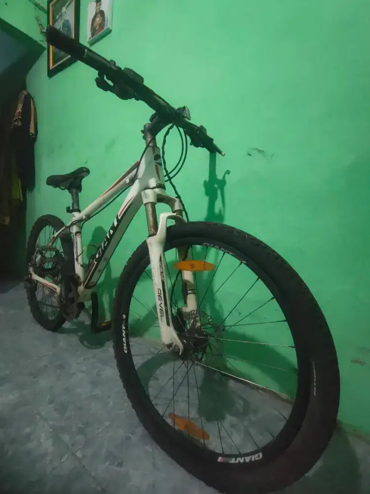 Sepeda giant revel 1