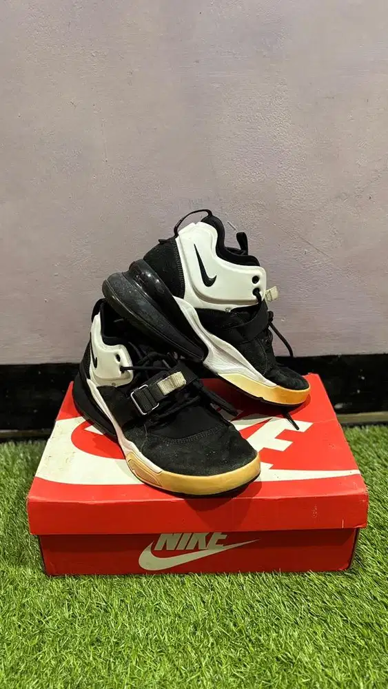 NIKE AIR FORCE 270 Size 43