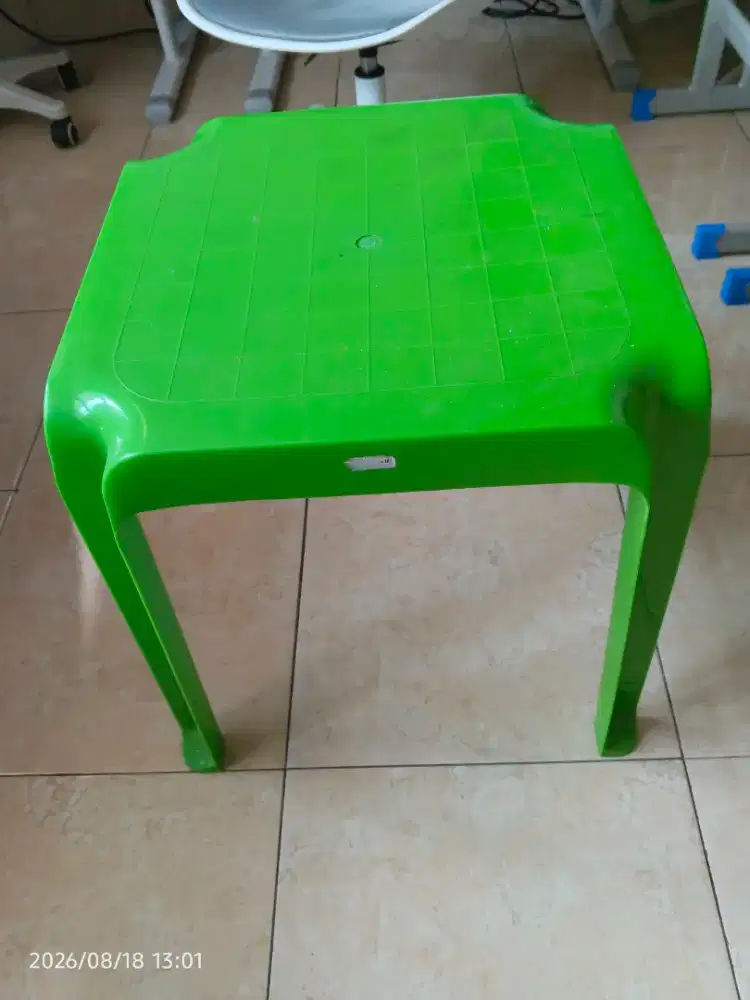 JUAL SECOND MEJA BELAJAR ANAK HIJAU