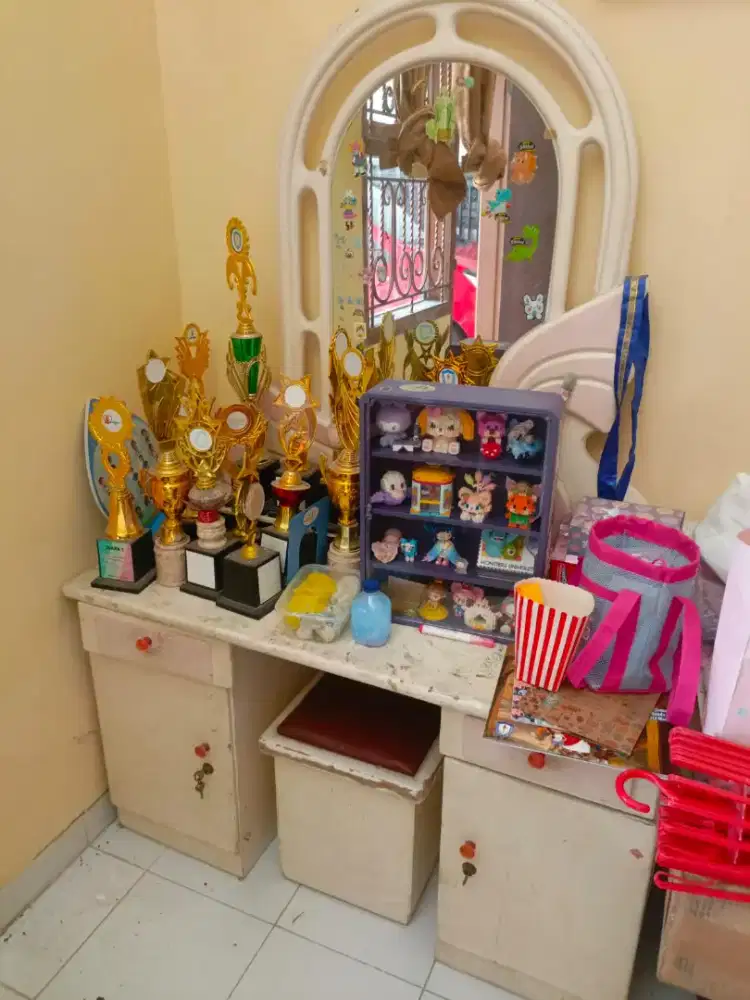 Meja Rias Kokoh