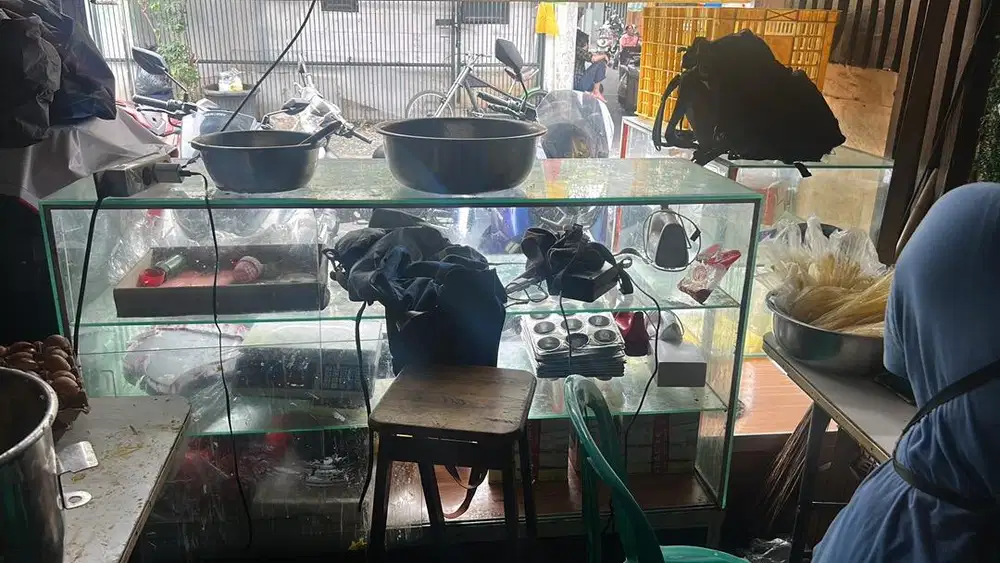 etalase kaca 2 m dan 1,5 m