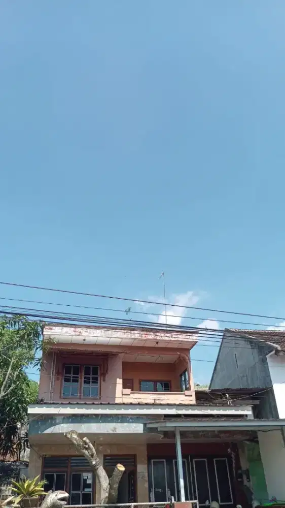 Disewakan Rumah 2 Lantai Lokasi Strategis, Nego