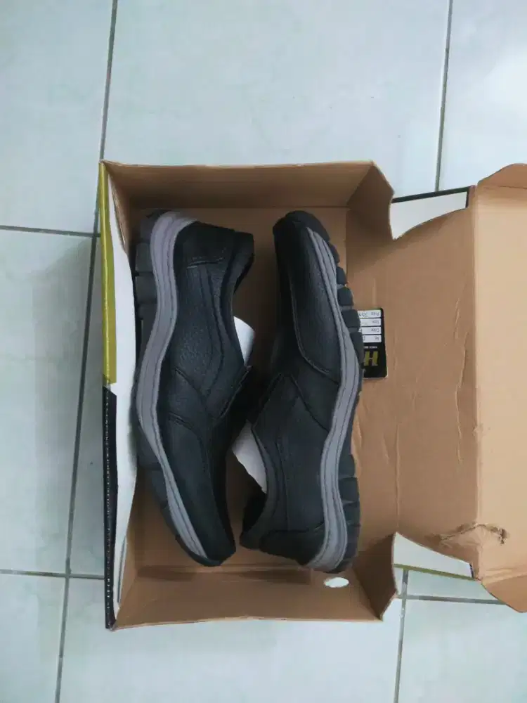 Sepatu kulit asli