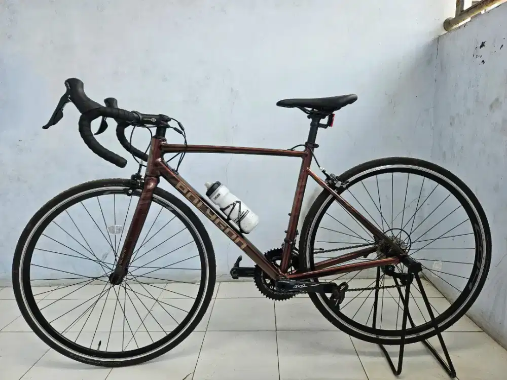 Road Bike Polygon Strattos S3 2024 beserta perlengkapannya