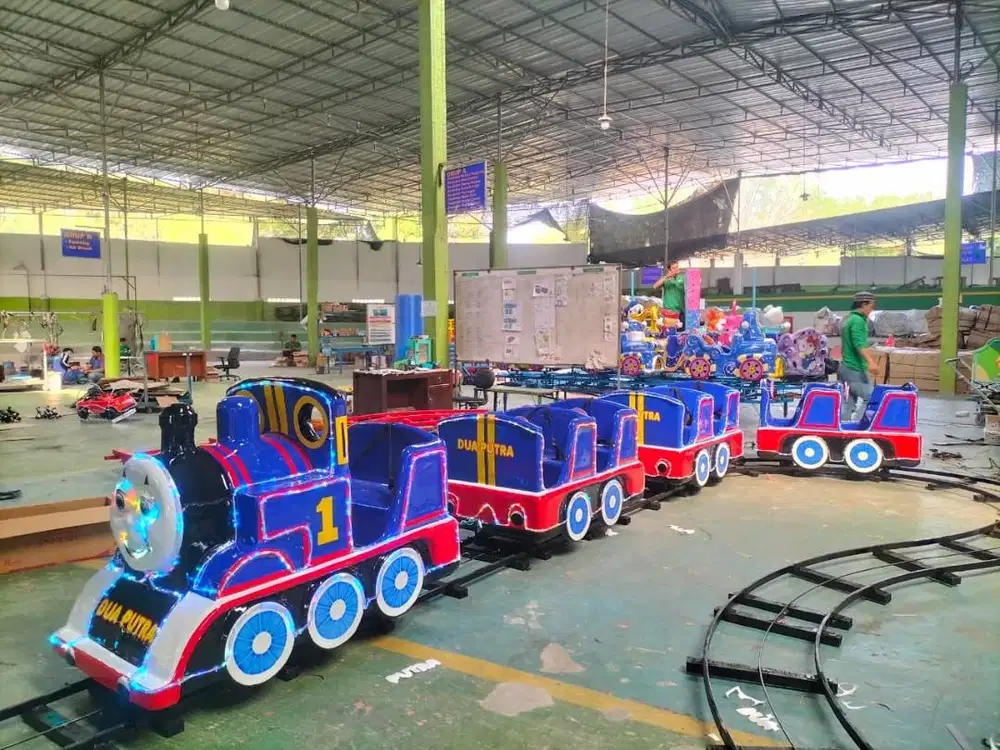 Kereta Lantai Thomas1 Loko dan 3 Gerbong Belakang