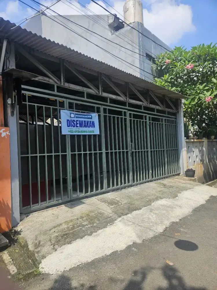 RUMAH 2 LANTAI HALAMAN LUAS DAN NYAMAN