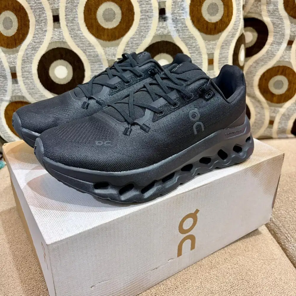 Sepatu On Cloudtilt Eclipse Running ukuran 41
