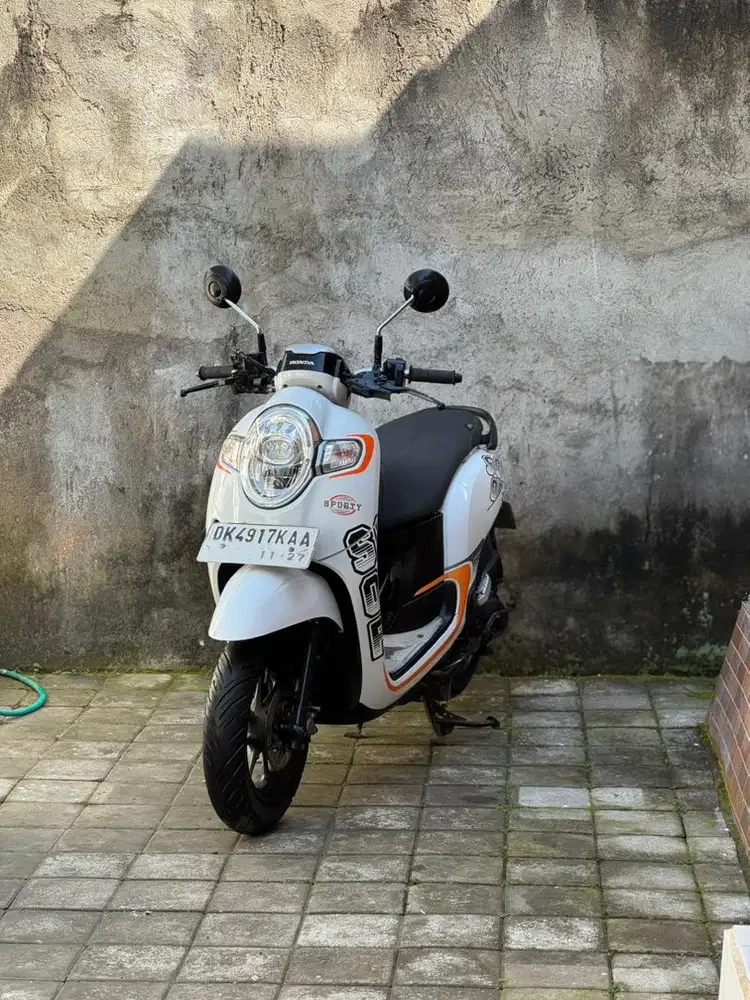 SCOOPY 2017 putih