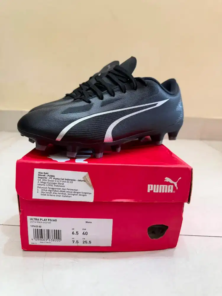 Sepatu bola puma