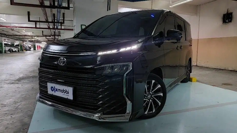 DP MURAH Toyota Voxy 2.0 Bensin-AT 2023 Hitam CUYCB