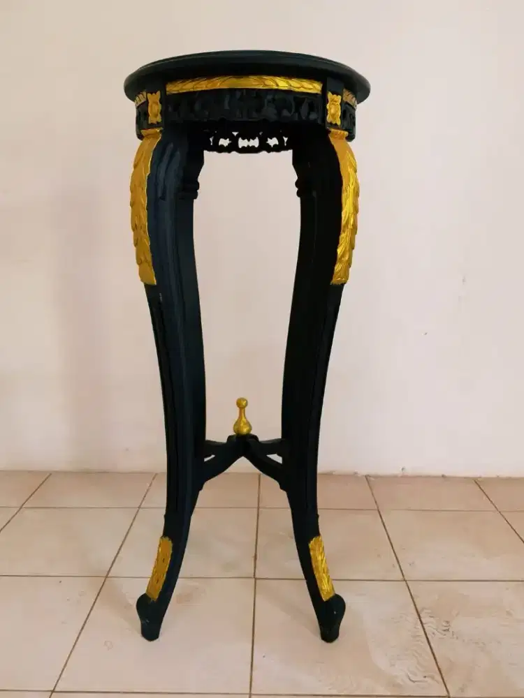Meja hias bulat