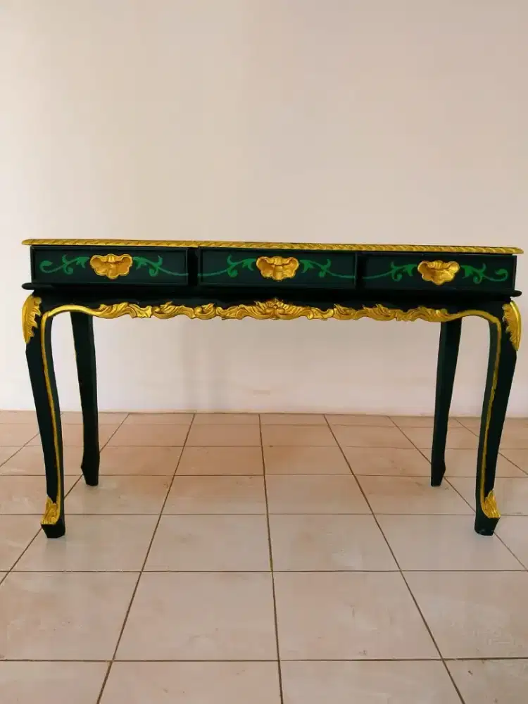 Meja ukir hias ruang tamu