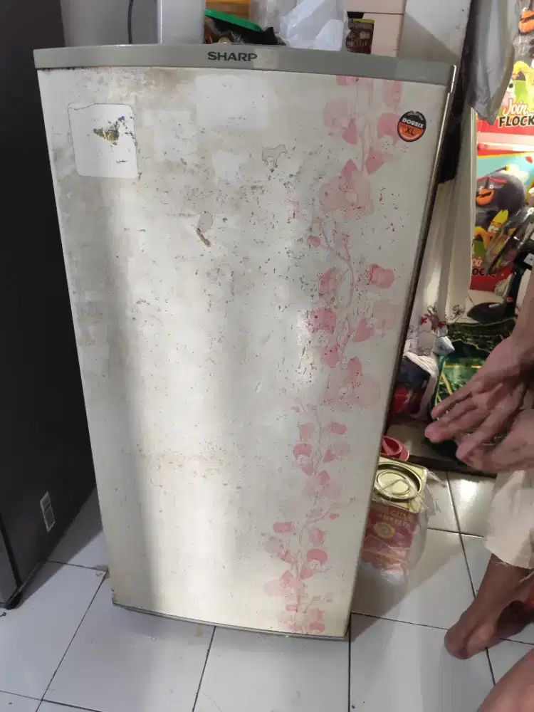Di jual kulkas satu pintu merek sharp