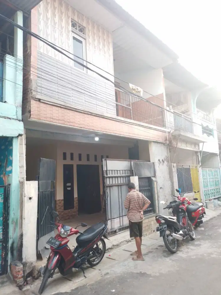DISEWAKAN RUMAH 2 LANTAI SIAP HUNI