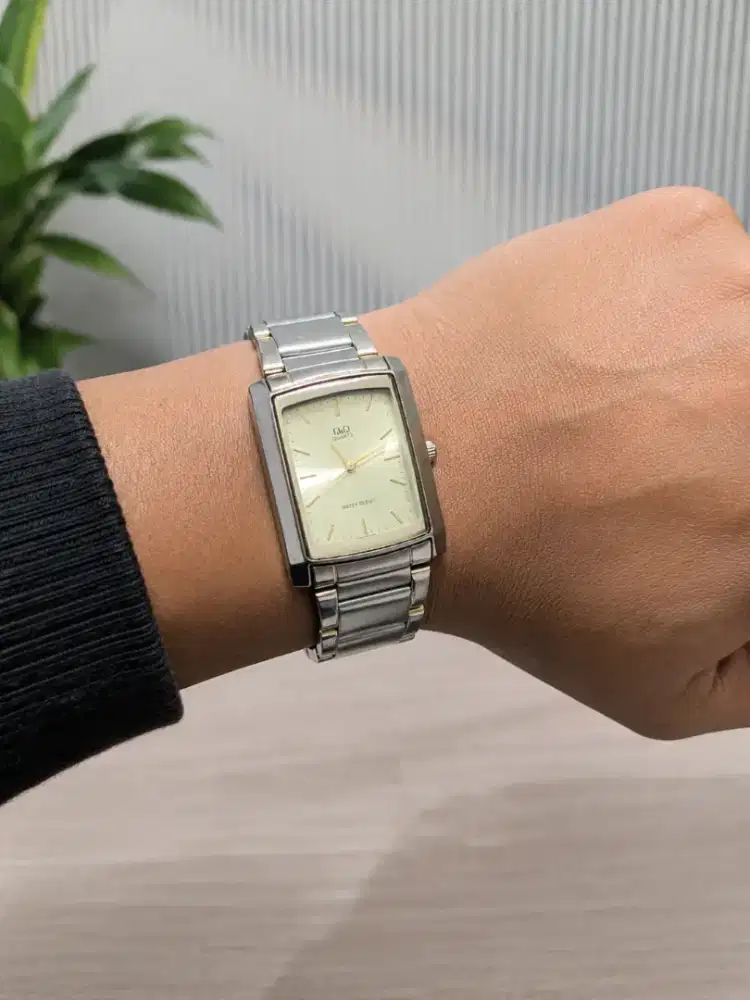 Jam Tangan Vintage Q&Q Quartz Rectangle Silver Dial Original