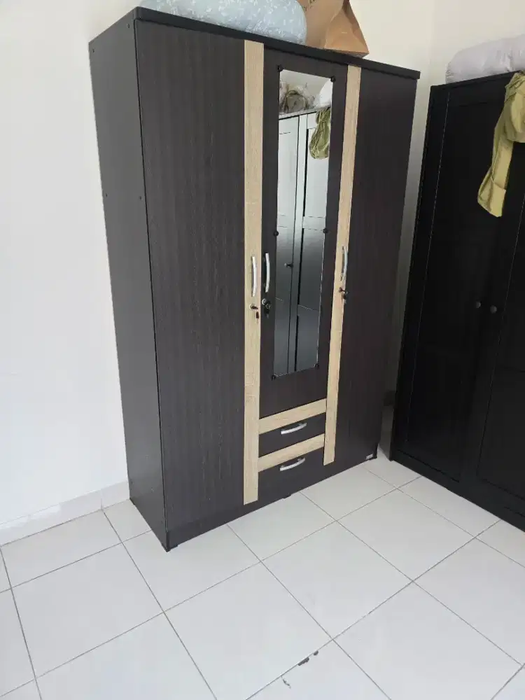 Lemari baju 3 pintu