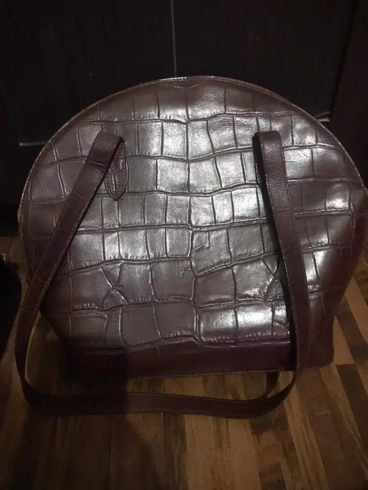 Tas BONIA DAH KAGA KEPAKE DARI PADA MENUHIN LEMARI