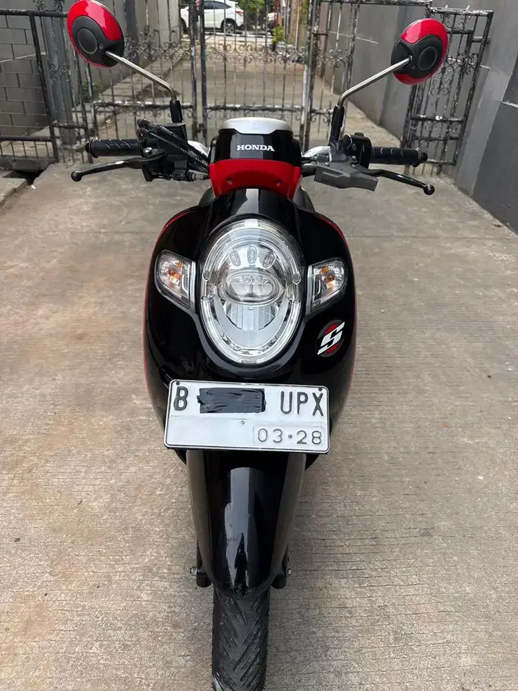 Jual Scoopy 2018 mulus warna hitam lis merah