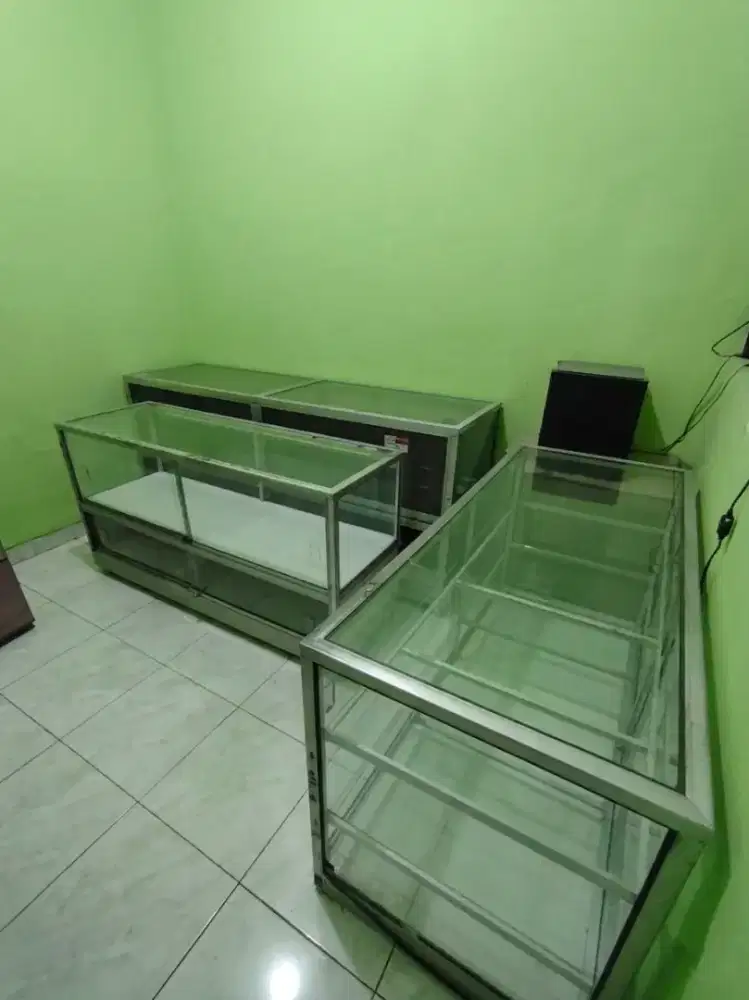 Etalase bekas layak pakai