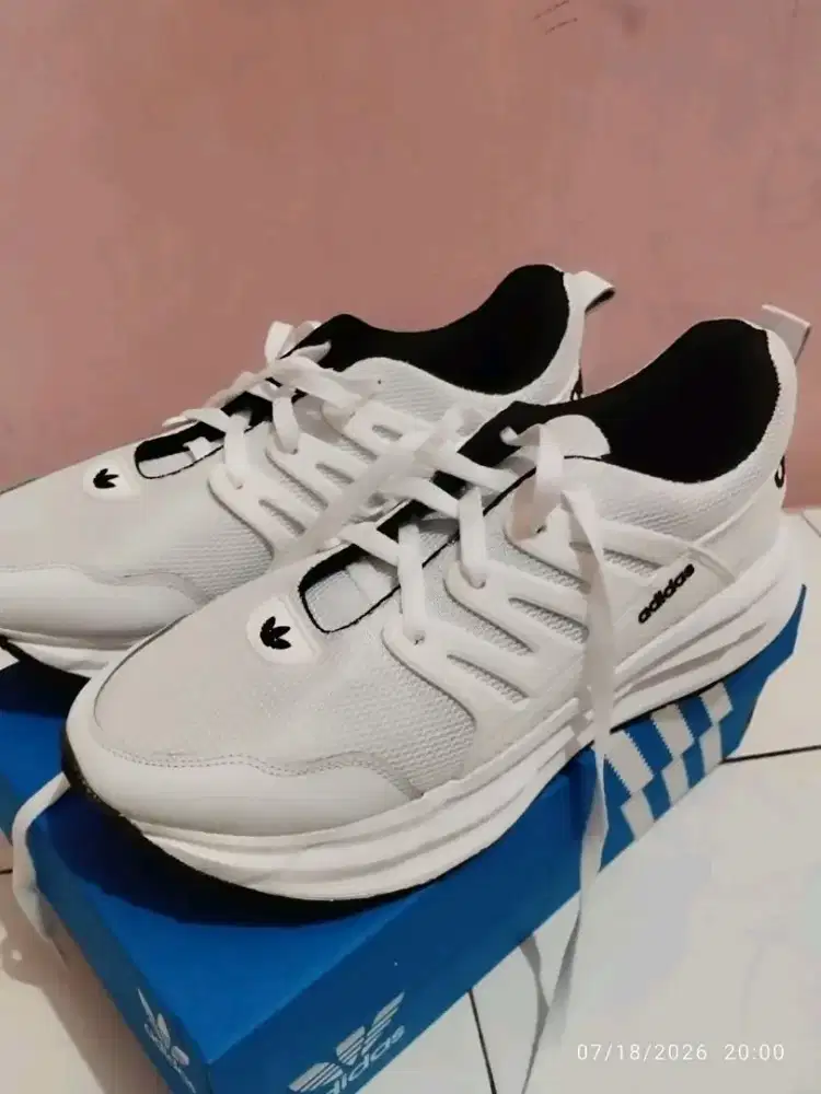 Sepatu adidas putih