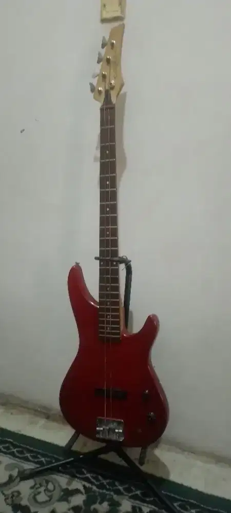 Pl gitar bass warna merah