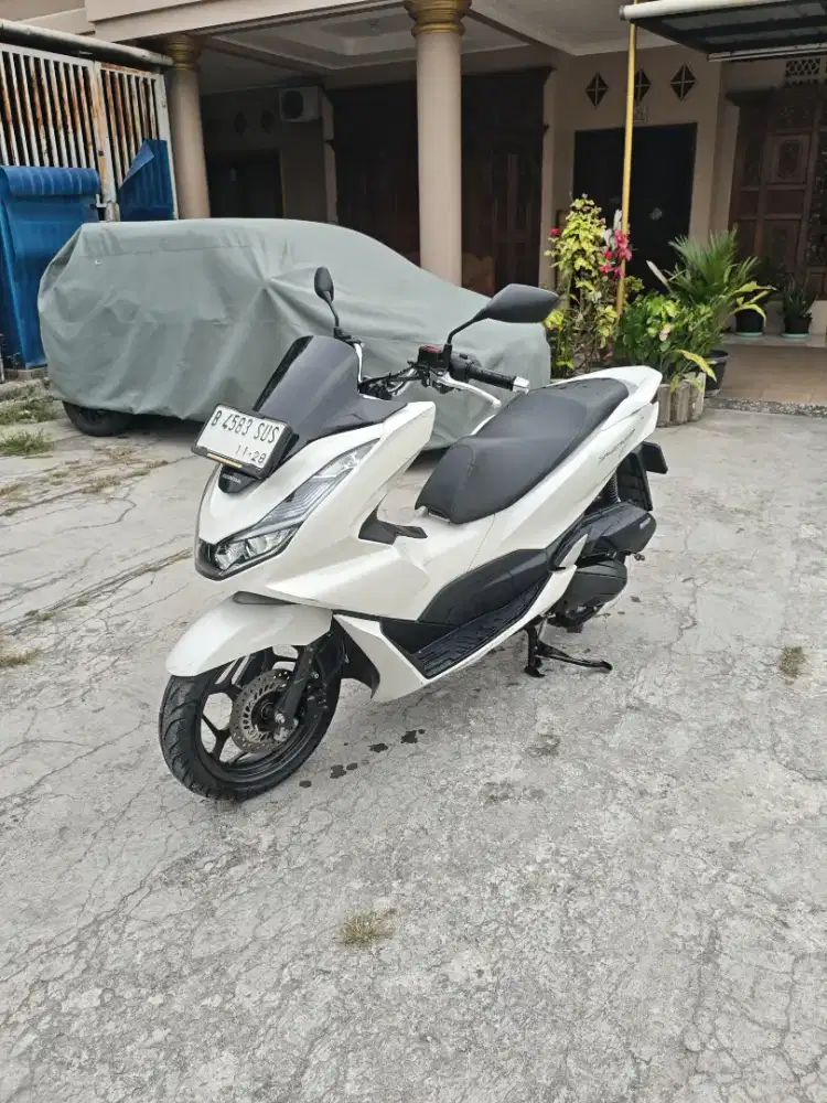 HONDA PCX 2023 PUTIH